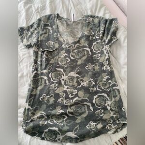 Z Supply floral/camo v neck, pocket tshirt